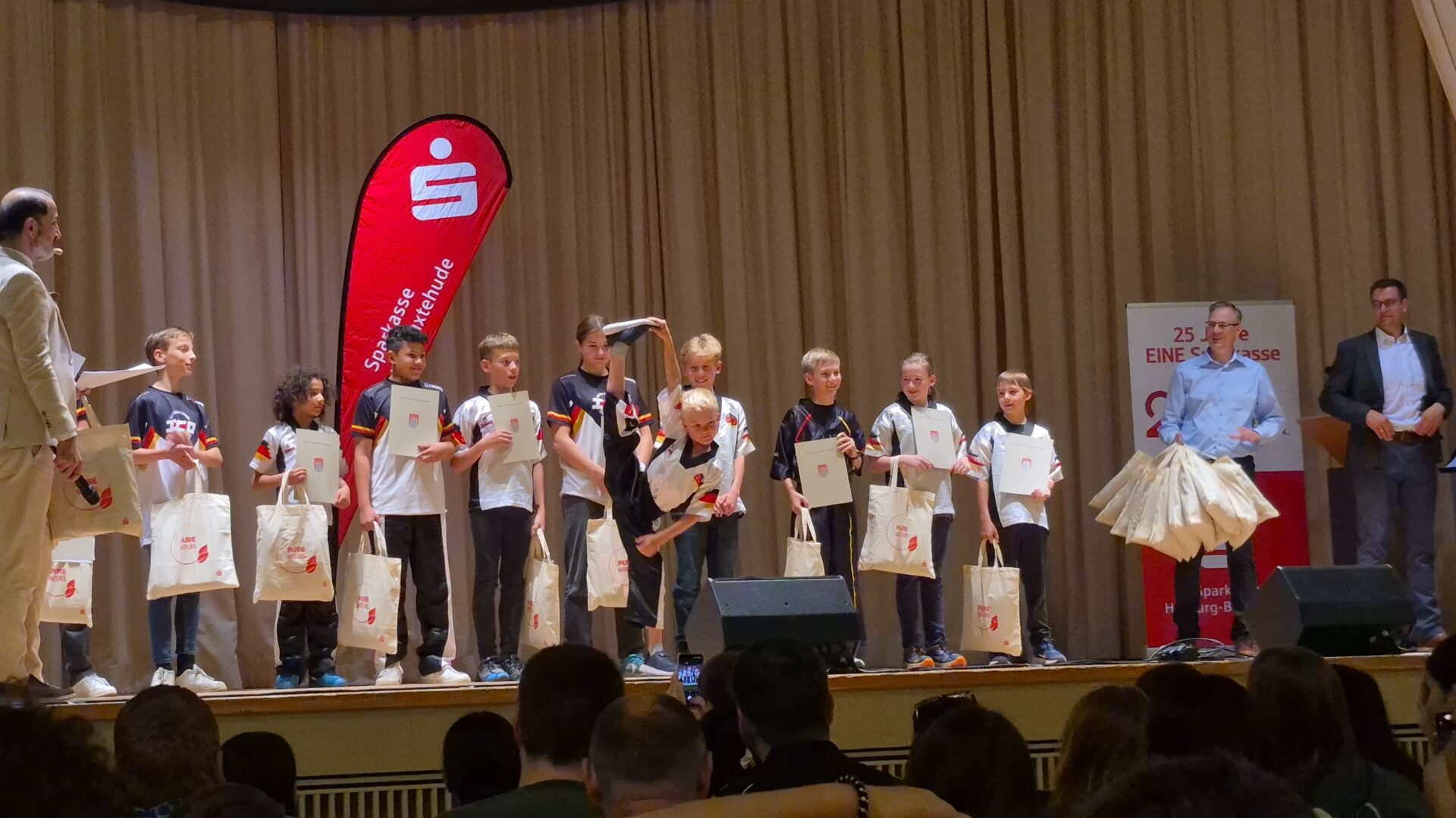 HNT-Showteam bei Sportlerehrung des Bezirks Harburg ausgezeichnet