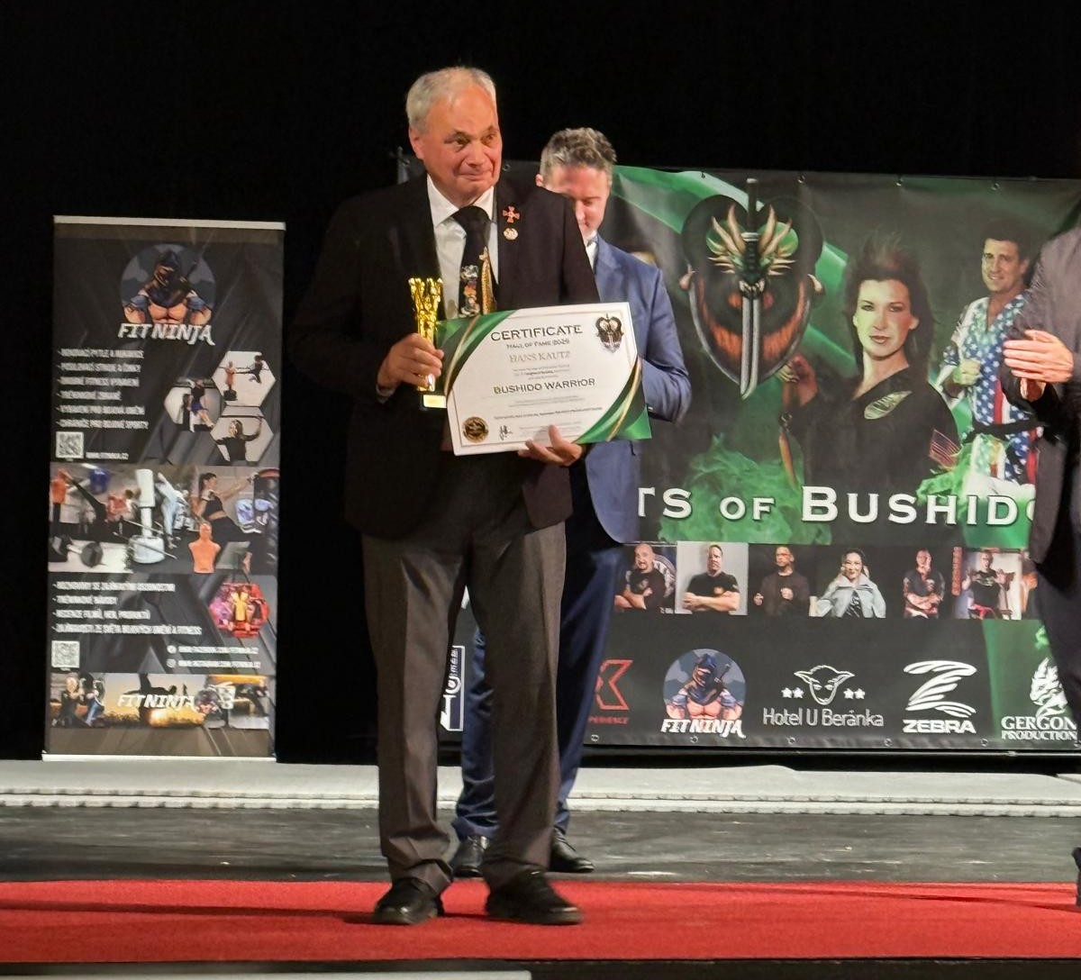 Trainer Hans Kautz in die Hall of Fame der Knights of Bushido aufgenommen